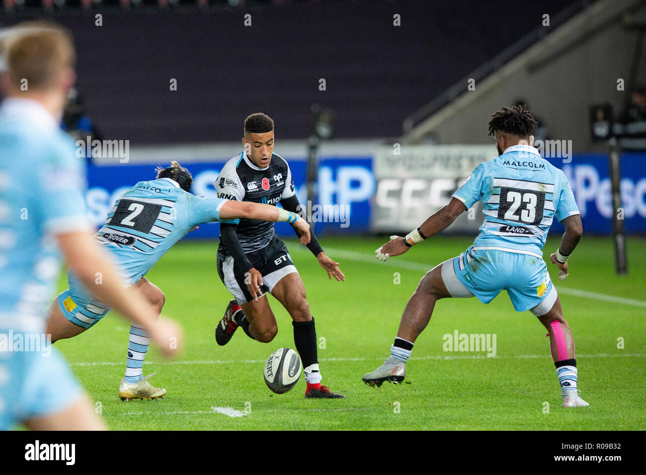 Swansea, Großbritannien. 02 Nov, 2018. Liberty Stadium, Swansea, Wales, UK. Freitag, 2. November 2018. Fischadler linken Flügel Keelan Giles im Guinness Pro 14 Rugby-Spiel zwischen Fischadler und Glasgow Krieger tritt. Credit: gruffydd Thomas/Alamy leben Nachrichten Stockfoto