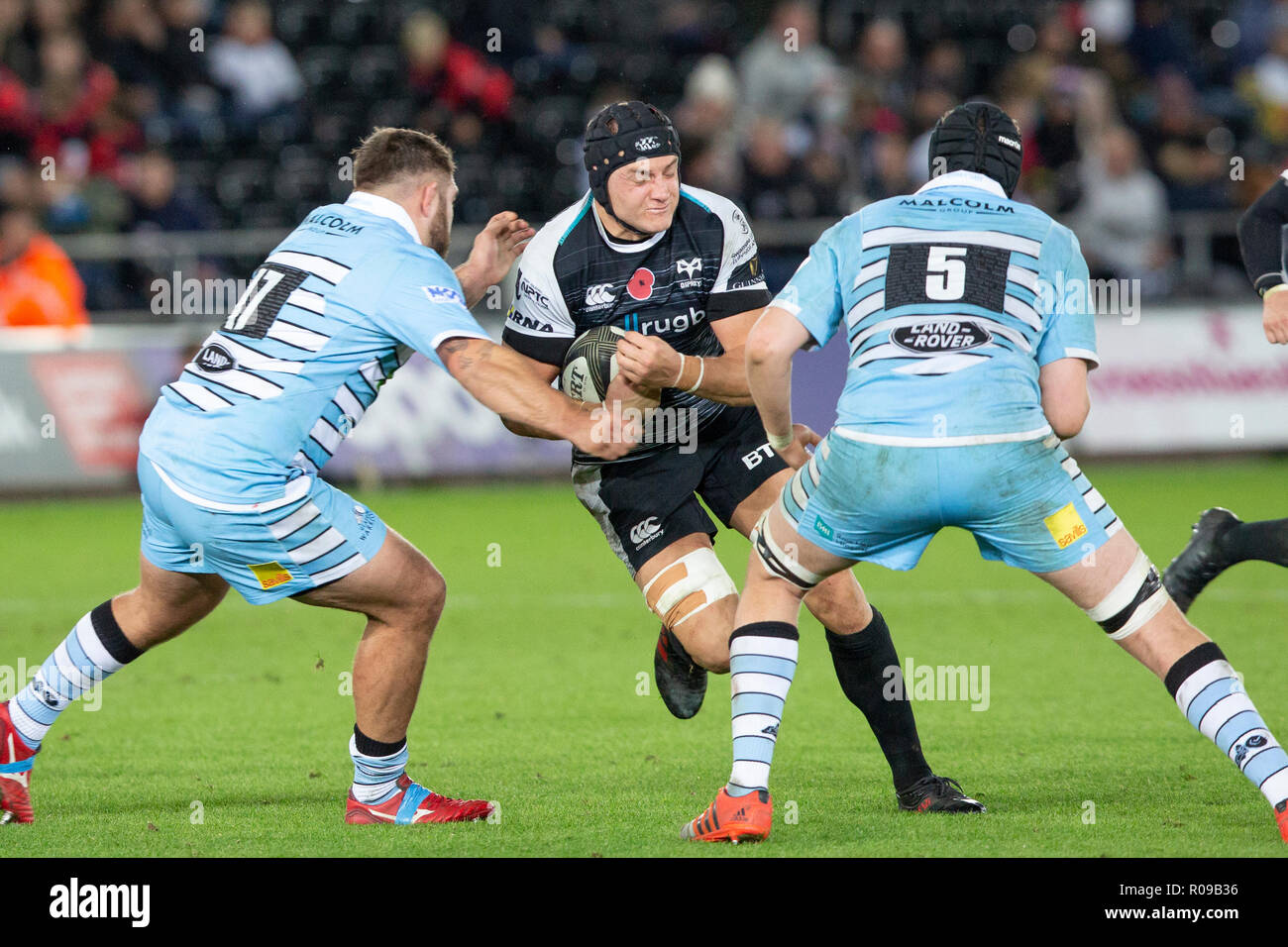 Swansea, Großbritannien. 02 Nov, 2018. Liberty Stadium, Swansea, Wales, UK. Freitag, 2. November 2018. Fischadler lock James King auf dem Angriff im Guinness Pro 14 Rugby-Spiel zwischen Fischadler und Glasgow Warriors. Credit: gruffydd Thomas/Alamy leben Nachrichten Stockfoto