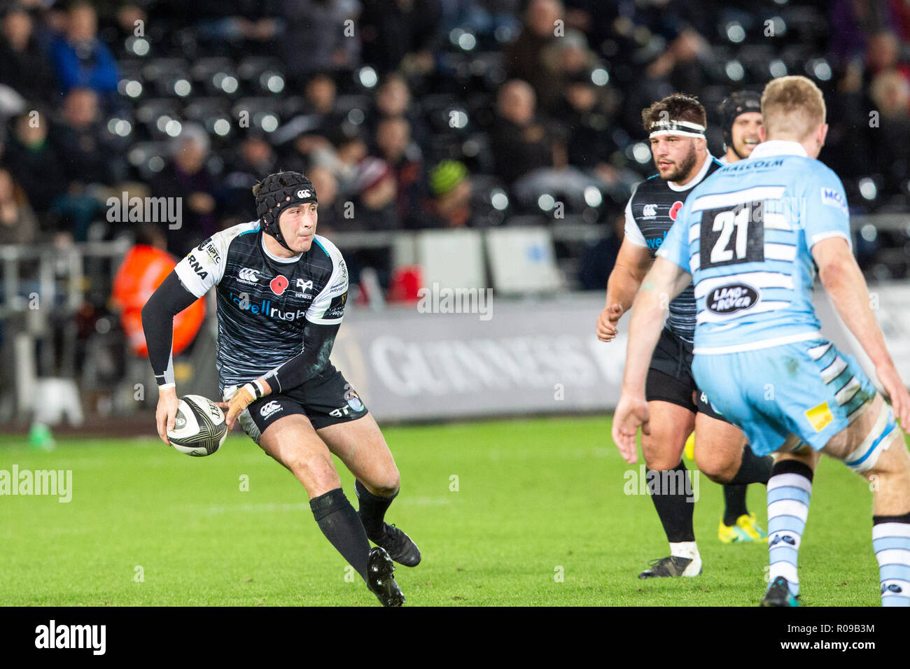 Swansea, Großbritannien. 02 Nov, 2018. Liberty Stadium, Swansea, Wales, UK. Freitag, 2. November 2018. Fischadler fliege Hälfte Sam Davies im Guinness Pro 14 Rugby-Spiel zwischen Fischadler und Glasgow Krieger geht. Credit: gruffydd Thomas/Alamy leben Nachrichten Stockfoto