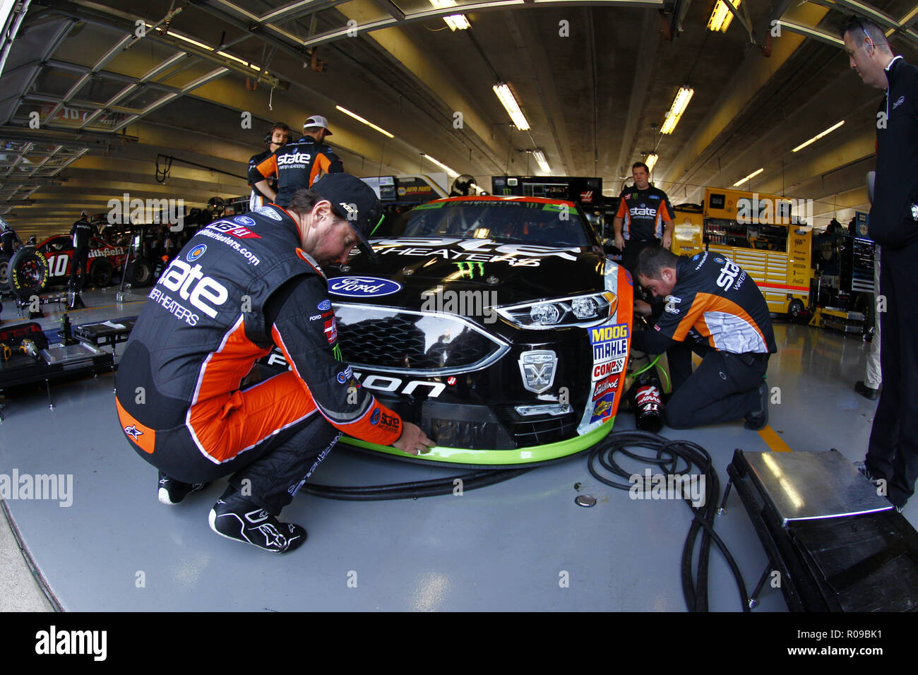 Ft. Worth, Texas, USA. 2 Nov, 2018. Kurt Busch (41) hängt heraus in der Garage während der Praxis für die AAA Texas 500 an der Texas Motor Speedway in Ft. Worth, Texas. Credit: Justin R. Noe Asp Inc/ASP/ZUMA Draht/Alamy leben Nachrichten Stockfoto