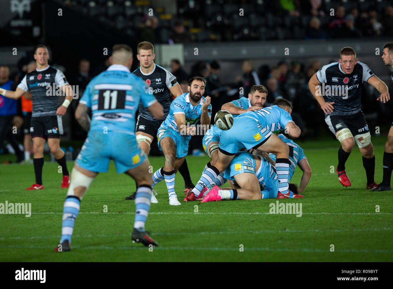 Swansea, Großbritannien. 02 Nov, 2018. Liberty Stadium, Swansea, Wales, UK. Freitag, 2. November 2018. Glasgow Warriors Scrum Hälfte Nick Frisby geht in die Guinness Pro 14 Rugby-Spiel zwischen Fischadler und Glasgow Warriors. Credit: gruffydd Thomas/Alamy leben Nachrichten Stockfoto
