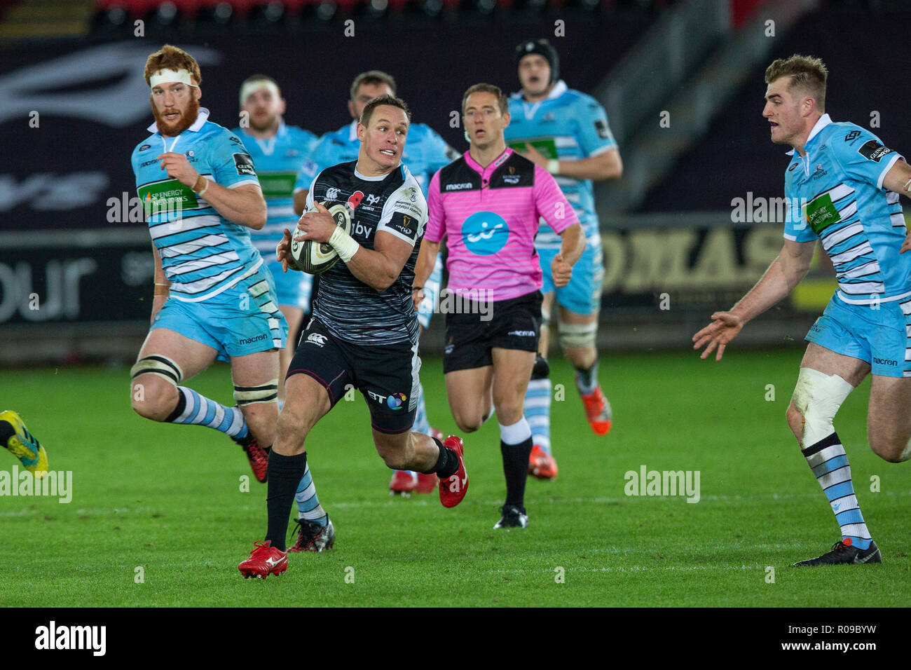 Swansea, Großbritannien. 02 Nov, 2018. Liberty Stadium, Swansea, Wales, UK. Freitag, 2. November 2018. Fischadler rechten Flügel Hanno Dirksen auf dem Angriff im Guinness Pro 14 Rugby-Spiel zwischen Fischadler und Glasgow Warriors. Credit: gruffydd Thomas/Alamy leben Nachrichten Stockfoto