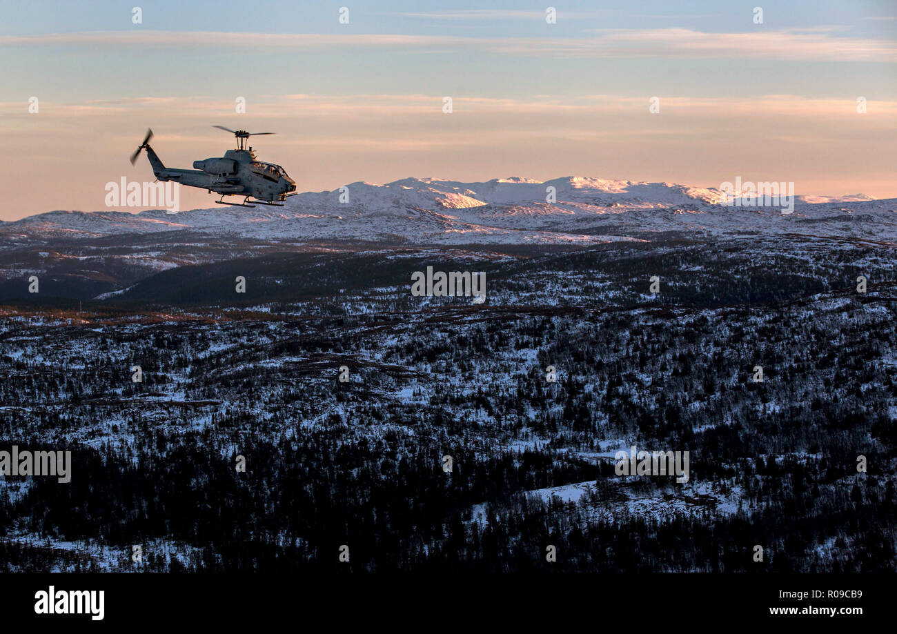 Molde, Norwegen Fjorde. 01 Nov, 2018. Ein U.S. Marine Corps AH-1W Super Cobra Kampfhubschrauber fliegt über den Schnee Wald während der Übung Trident Zeitpunkt 18. November 1, 2018 in Oppdal, Norwegen abgedeckt. Die multi-nationale Übung ist die größte NATO-Übung seit 2015 und umfasst mehr als 50.000 militärische Mitglieder aus 31 Ländern. Credit: Planetpix/Alamy leben Nachrichten Stockfoto