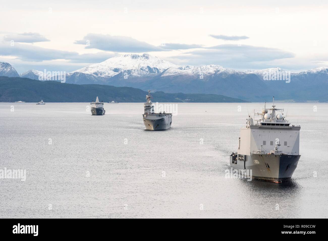 Molde, Norwegen Fjorde. 01 Nov, 2018. Die Königlich Niederländische Marine Schiff HNLMS Johan de Witt, rechts, begleitet den Französischen Marineschiff FS Dixmude, Mitte, von der HNLMS Karel Doormanin während einer amphibischen Angriff bei Ausübung Trident Zeitpunkt 18. November 1, in Molde, Norwegen Fjorde 2018 gefolgt. Die multi-nationale Übung ist die größte NATO-Übung seit 2015 und umfasst mehr als 50.000 militärische Mitglieder aus 31 Ländern. Credit: Planetpix/Alamy leben Nachrichten Stockfoto