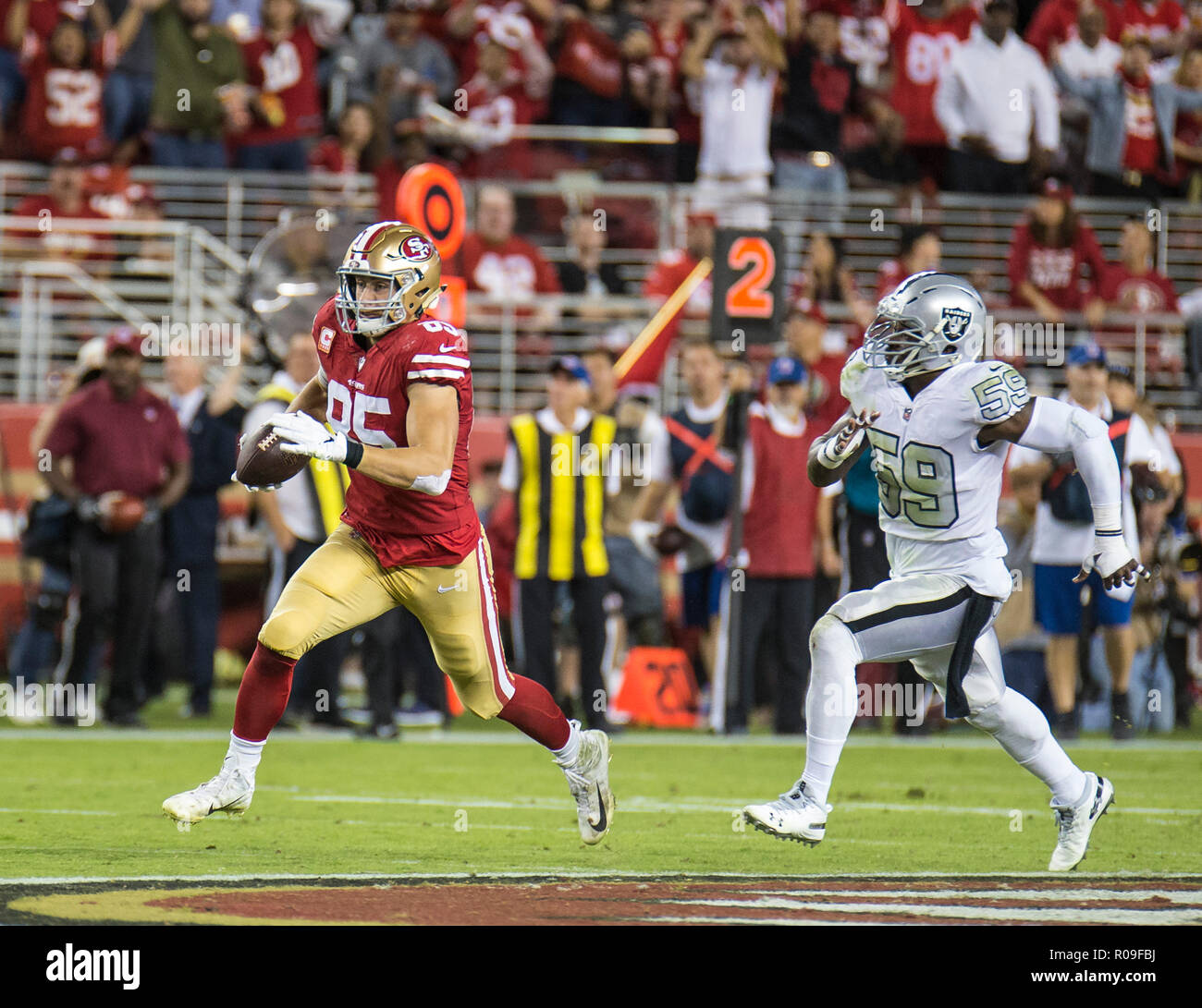 Kalifornien, USA. 1. November 2018. San Francisco tight end George Kittle (85) Game Stats 8 Aufnahmen für 108 Yards und 1 Touchdown runaway von Räuber defender außerhalb linebacker Tahir Whitehead (59) für eine lange Gewinnen während der NFL Football Spiel zwischen den Oakland Raiders und den San Francisco 49ers 34-3 bei Levi Stadion Santa Clara, Calif. Thurman James/CSM-Kredit gewinnen: Cal Sport Media/Alamy leben Nachrichten Stockfoto