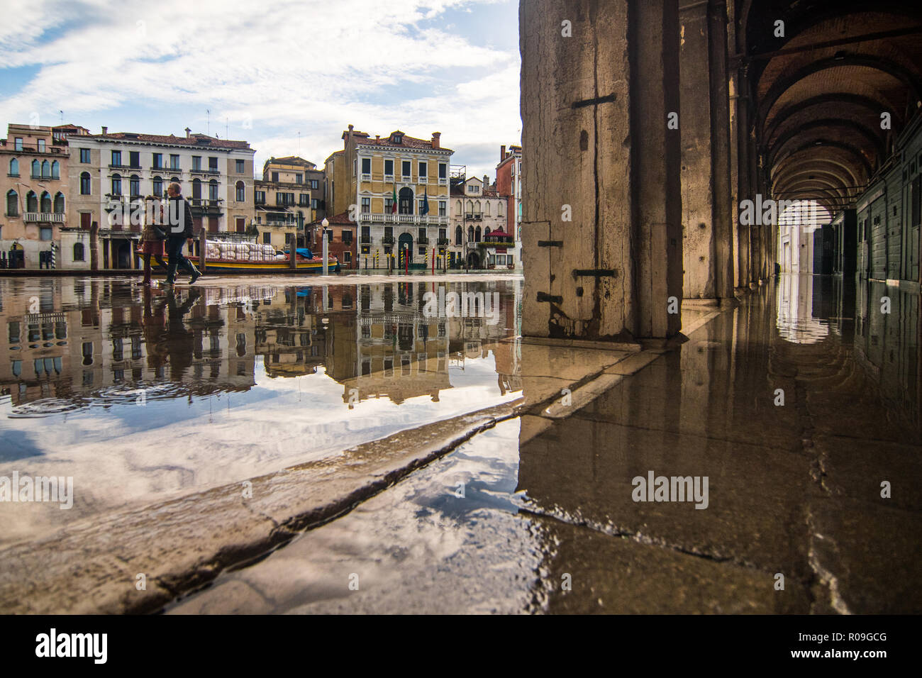 Venedig, Italien. 03. November 2018. Die Menschen gehen zum Fischmarkt von Rialto wandern mit Stiefeln durch die hohe Wasser am November 03, 2018, in Venedig, Italien. © Simone Padovani/Erwachen/Alamy leben Nachrichten Stockfoto