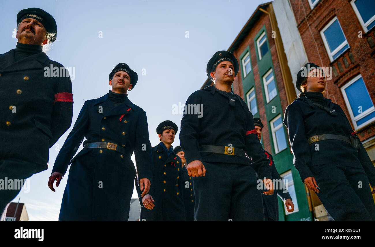 Kiel, Deutschland. 03 Nov, 2018. Schauspieler in historischen Uniformen der Marine zu Fuß durch die Innenstadt. Die Akteure der Kunst Aktion "Die Brände sind "der Seeleute und Revolte der Arbeitnehmer anlässlich des 100-jährigen Jubiläum neu erstellen. Quelle: Axel Heimken/dpa/Alamy leben Nachrichten Stockfoto