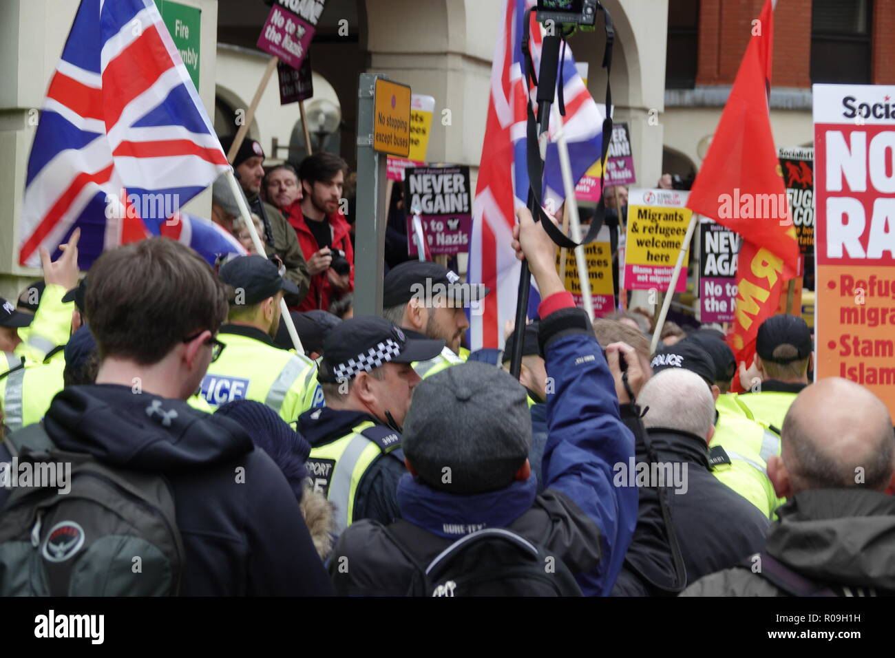 Liverpool, Großbritannien. 3. November 2018. Die faschistische Gruppe' Versuch Frontline Patrioten' durch die Straßen von Liverpool bis März aber mit starken Protest in Reaktion von Mitgliedern der Öffentlichkeit und Gruppen wie 'Stand bis zu Rassismus' und 'Vereinen gegen den Faschismus". Credit: Ken Biggs/Alamy Leben Nachrichten. Stockfoto