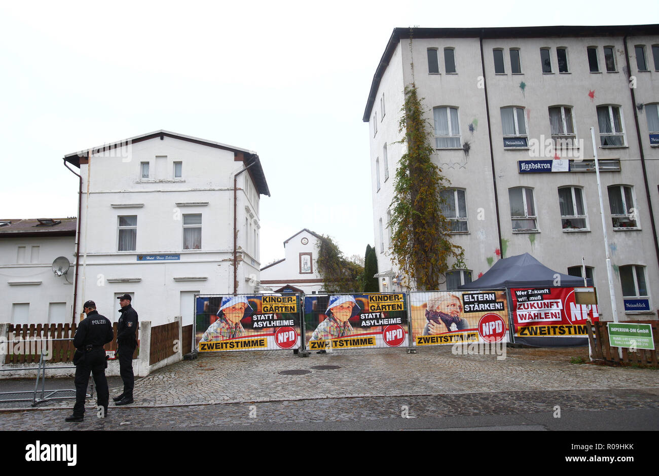 Ostritz, Deutschland. 03 Nov, 2018. Zwei Polizisten stehen vor dem Hotel Neisseblick'. Mit einem Peace Festival 2300 oder so Bürger der Stadt wehren sich gegen einen neo-nazi-Festival auf privatem Grund. Credit: Daniel Schäfer/dpa/Alamy leben Nachrichten Stockfoto