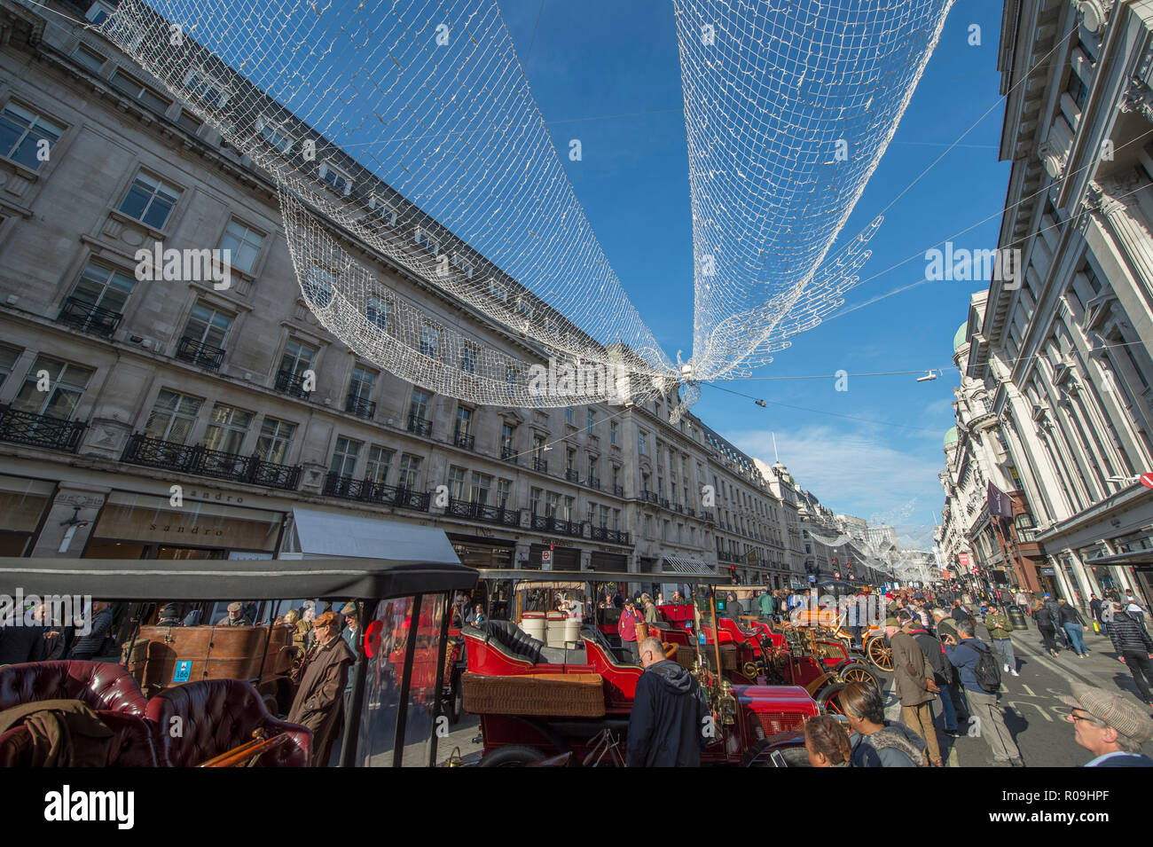 Regent Street, London, UK. 3. November 2018. Der Illinois Route 66 Regent Street Motor Show öffnet sich in London's Premier Shopping Street, West End für den Tag Fußgängerzone mit einer Vielzahl von historischen, klassischen und legendären Autos - einschließlich der Oldtimer, die sich an der jährlichen London nach Brighton Auto laufen am 4. November. Credit: Malcolm Park/Alamy Leben Nachrichten. Stockfoto