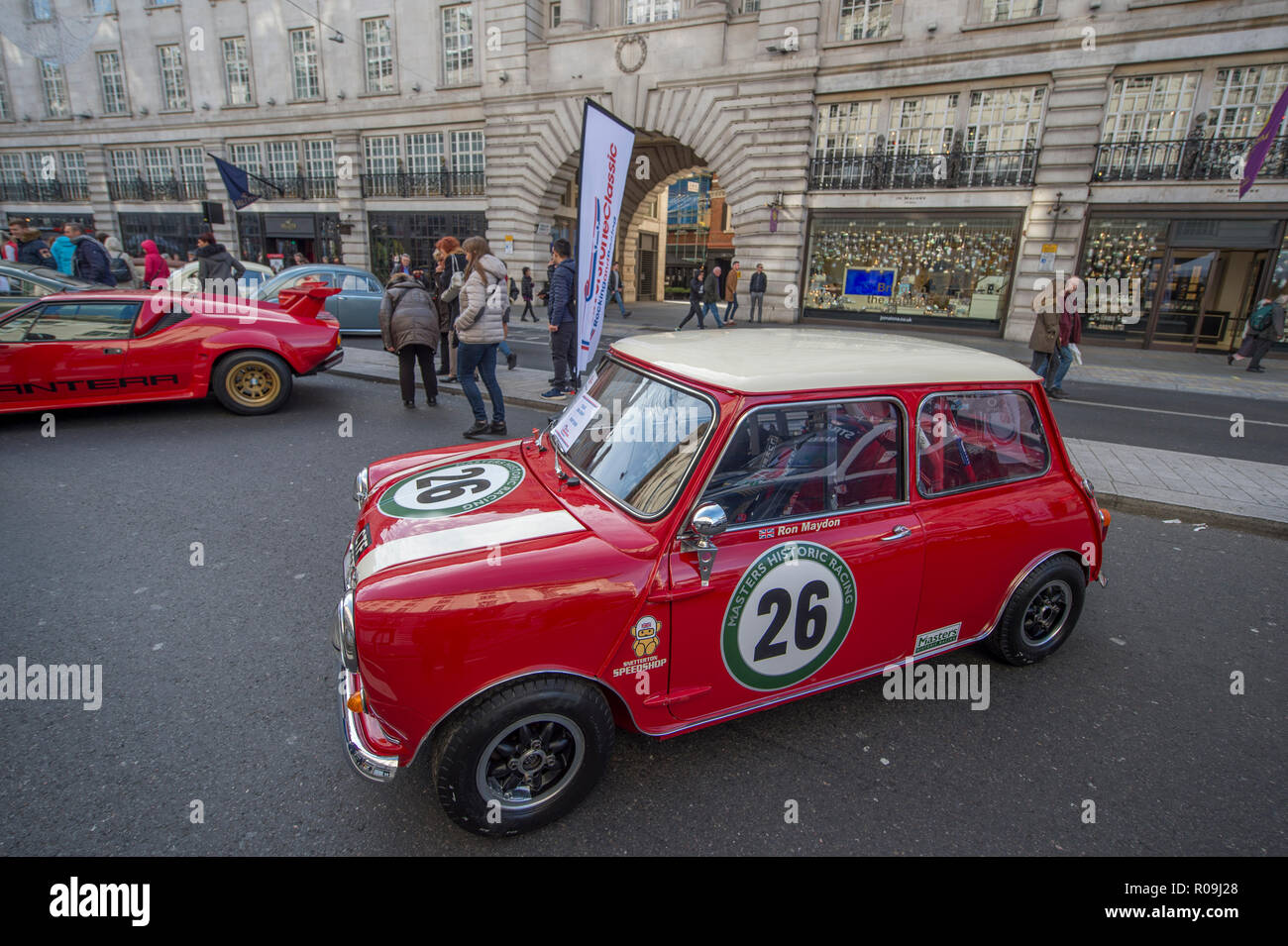 Regent Street, London, UK. 3. November 2018. Der Illinois Route 66 Regent Street Motor Show öffnet sich in London's Premier Shopping Street, West End für den Tag Fußgängerzone mit einer Vielzahl von historischen, klassischen und legendären Autos - einschließlich der Oldtimer, die sich an der jährlichen London nach Brighton Auto laufen am 4. November. Credit: Malcolm Park/Alamy Leben Nachrichten. Stockfoto