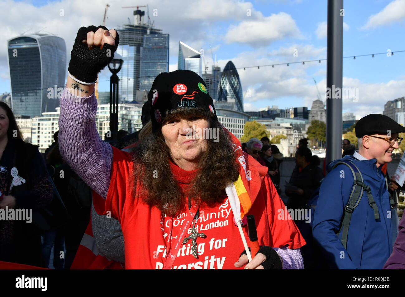 London, Großbritannien. 3. November, 2018. Proteste gegen Sadiq Khan hat verbindliche Stimmzettel in einigen Umständen vereinbart, aber es sollte keine Ausnahmen von Hunderten von Rat Mieter über London werden vor der Zerstörung ihrer Häuser und Gemeinschaften, ohne sagen. Die Rallye wird Menschen aus einigen der 80 Stände in der Stadt derzeit vor Abriss bringen, mit Aktivisten fordern Sichere Wohnungen für Alle außerhalb der Stadt Halle am 3. November 2018, London, UK. Bild Capital/Alamy leben Nachrichten Stockfoto