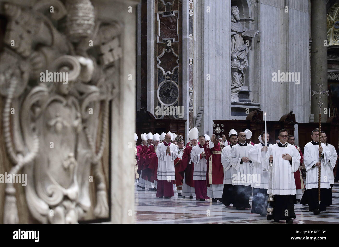 Vatikanstadt, 3. November, 2018. (Heiliger Stuhl) Papst Franziskus feiert  die heilige Messe für die Verstorbenen der Seele der Kardinäle und  Bischöfe, die im Laufe des Jahres in der Basilika von St. Peter