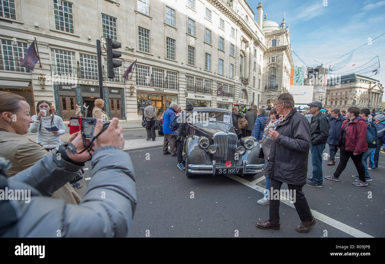 Regent Street, London, UK. 3. November 2018. Der Illinois Route 66 Regent Street Motor Show öffnet sich in London's Premier Shopping Street, West End für den Tag Fußgängerzone mit einer Vielzahl von historischen, klassischen und legendären Autos - einschließlich der Oldtimer, die sich an der jährlichen London nach Brighton Auto laufen am 4. November. Der Jaguar Drivers Club Feiern zum 70. Jahrestag des XK 120 und Mk V Limousine Modelle. Credit: Malcolm Park/Alamy Leben Nachrichten. Stockfoto
