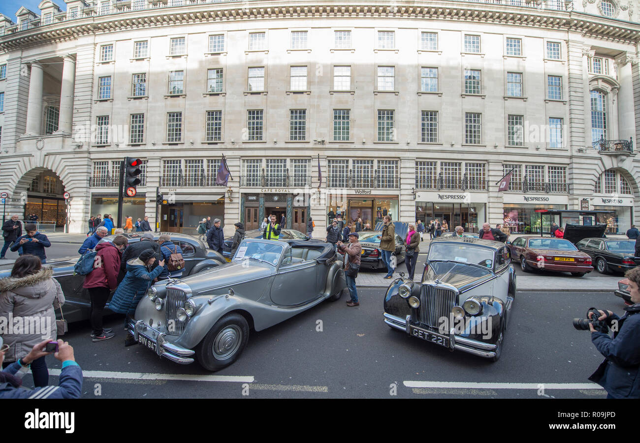 Regent Street, London, UK. 3. November 2018. Der Illinois Route 66 Regent Street Motor Show öffnet sich in London's Premier Shopping Street, West End für den Tag Fußgängerzone mit einer Vielzahl von historischen, klassischen und legendären Autos - einschließlich der Oldtimer, die sich an der jährlichen London nach Brighton Auto laufen am 4. November. Der Jaguar Drivers Club Feiern zum 70. Jahrestag des XK 120 und Mk V Limousine Modelle. Credit: Malcolm Park/Alamy Leben Nachrichten. Stockfoto