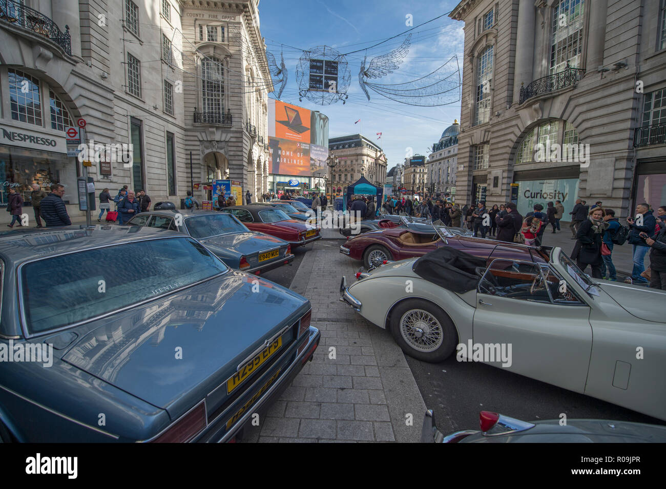 Regent Street, London, UK. 3. November 2018. Der Illinois Route 66 Regent Street Motor Show öffnet sich in London's Premier Shopping Street, West End für den Tag Fußgängerzone mit einer Vielzahl von historischen, klassischen und legendären Autos - einschließlich der Oldtimer, die sich an der jährlichen London nach Brighton Auto laufen am 4. November. Der Jaguar Drivers Club Feiern zum 70. Jahrestag des XK 120 und Mk V Limousine Modelle. Credit: Malcolm Park/Alamy Leben Nachrichten. Stockfoto