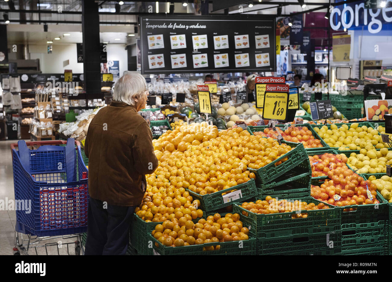 Alicante, Comunidad Valenciana, Spanien. 30 Okt, 2018. Ein Kunde wird gesehen, Einkauf Mandarin orange bei Carrefour Supermarkt in Spanien. Credit: Miguel Candela/SOPA Images/ZUMA Draht/Alamy leben Nachrichten Stockfoto
