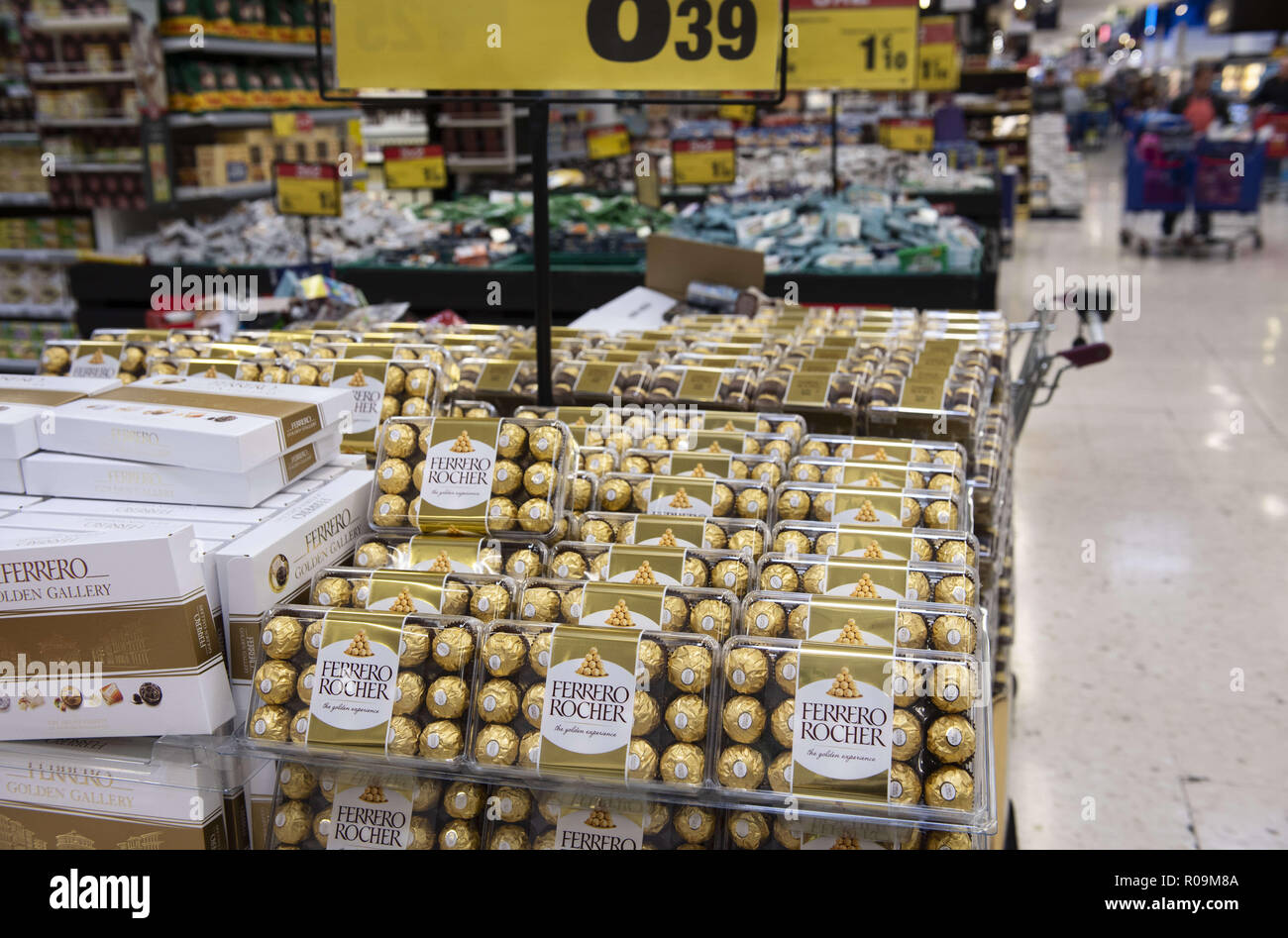 Alicante, Comunidad Valenciana, Spanien. 30 Okt, 2018. Italienische Ferrero Rocher Schokolade Süßwaren gesehen zum Verkauf im Supermarkt Carrefour in Spanien angezeigt. Credit: Miguel Candela/SOPA Images/ZUMA Draht/Alamy leben Nachrichten Stockfoto