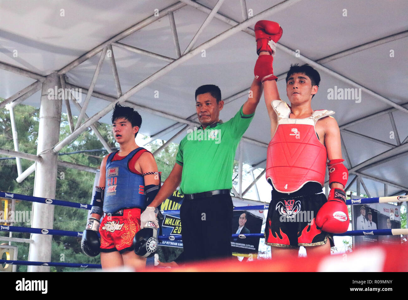 Makassar, Indonesien. 3. November, 2018. Der Muay Thai Meisterschaft in der Stadt Makassar für die Trophäe des Bürgermeisters von Makassar, Samstag, 3. November 2018 teilgenommen. Die Meisterschaft wurde von professionellen Muay Thai Athleten von der Stadt Makassar, Südsulawesi Credit: Herwin Bahar/Alamy Live News besucht Stockfoto