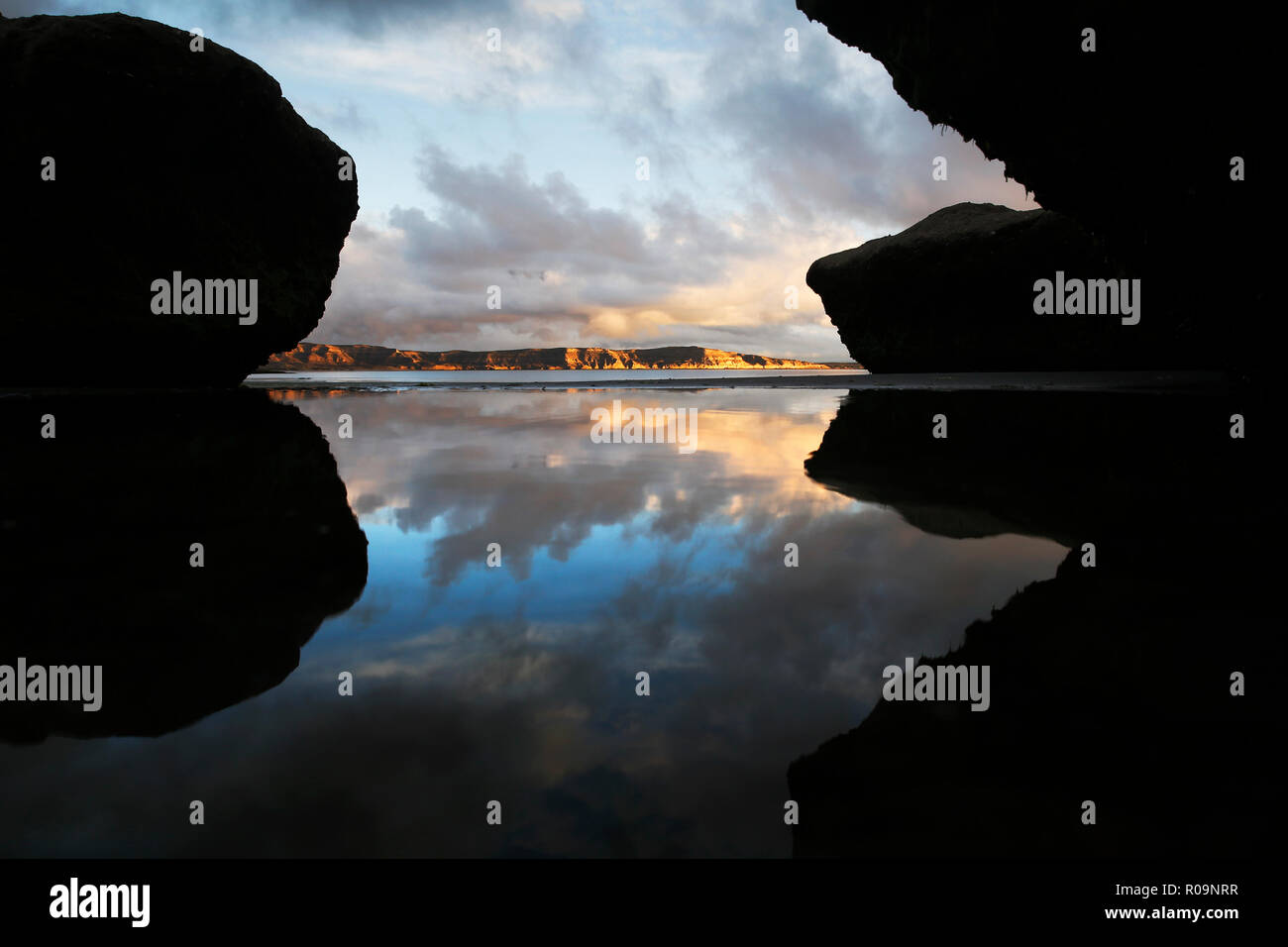 Southern Right Wale, die Halbinsel Valdes, Argentinien. 2 Nov, 2018. Den Golfo Nuevo an der Halbinsel Valdes in Argentinien, der Heimat der Südkaper (eubalaena australis), Freitag, 2. November 2018. Die Southern Right Wale in die Bucht kommen zu kalben und ihre Jungen zur Welt zu geben. Von der UNESCO zum Weltkulturerbe Es ist die größte Konzentration dieser Walarten in den Patagonischen Winter und Frühjahr Monate vor Ihrer Reise in den Süden der Antarktis. Foto: Credit: Lukas MacGregor/Alamy leben Nachrichten Stockfoto