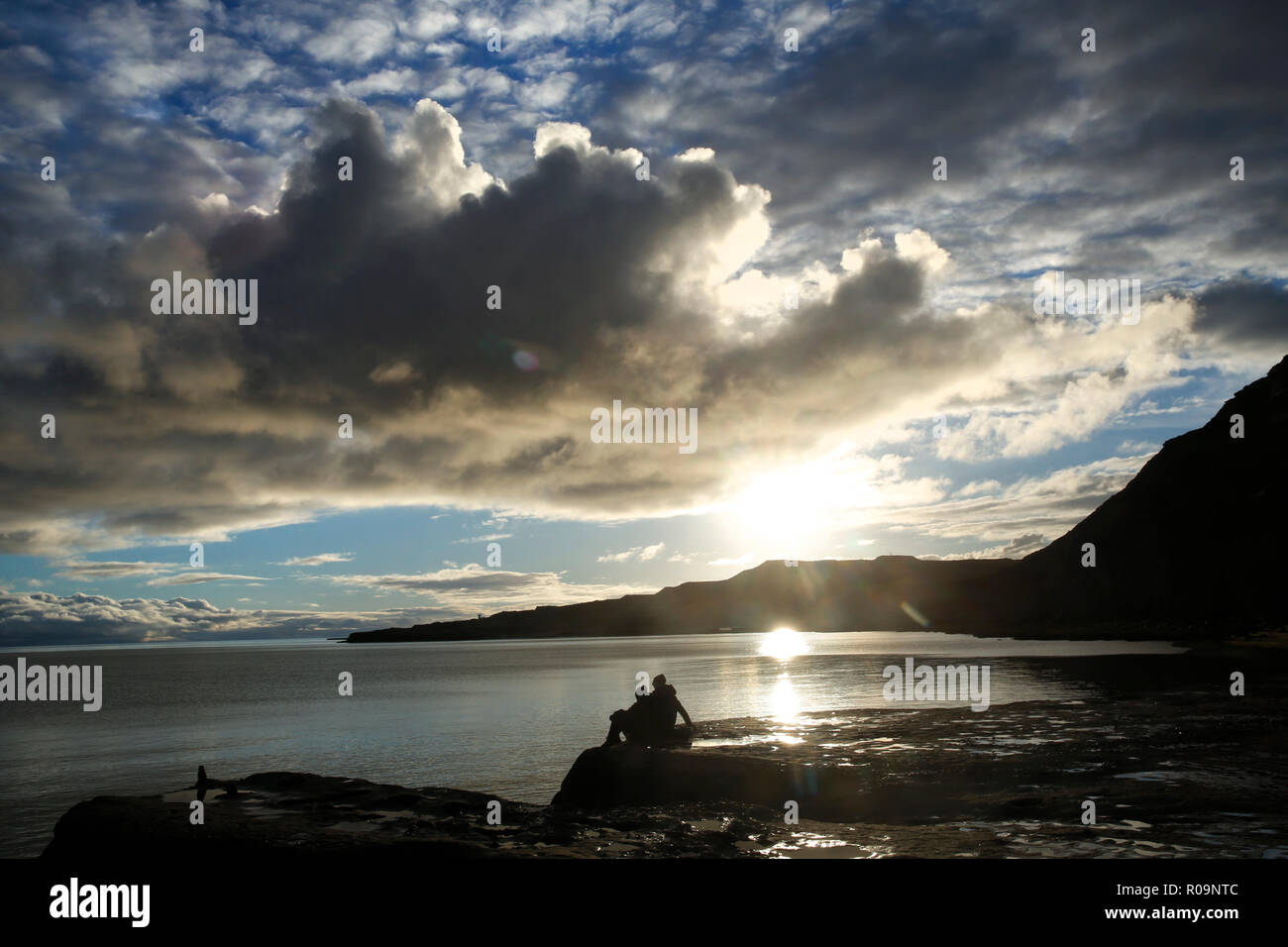 Southern Right Wale, die Halbinsel Valdes, Argentinien. 2 Nov, 2018. Touristen kommen zu sehen der Südkaper (eubalaena australis), im Wasser des Golfo Nuevo an der Halbinsel Valdes in Argentinien, Freitag, 2. November 2018. Die Southern Right Wale in die Bucht kommen zu kalben und ihre Jungen zur Welt zu geben. Von der UNESCO zum Weltkulturerbe Es ist die größte Konzentration dieser Walarten in den Patagonischen Winter und Frühjahr Monate vor Ihrer Reise in den Süden der Antarktis. Foto: Credit: Lukas MacGregor/Alamy leben Nachrichten Stockfoto