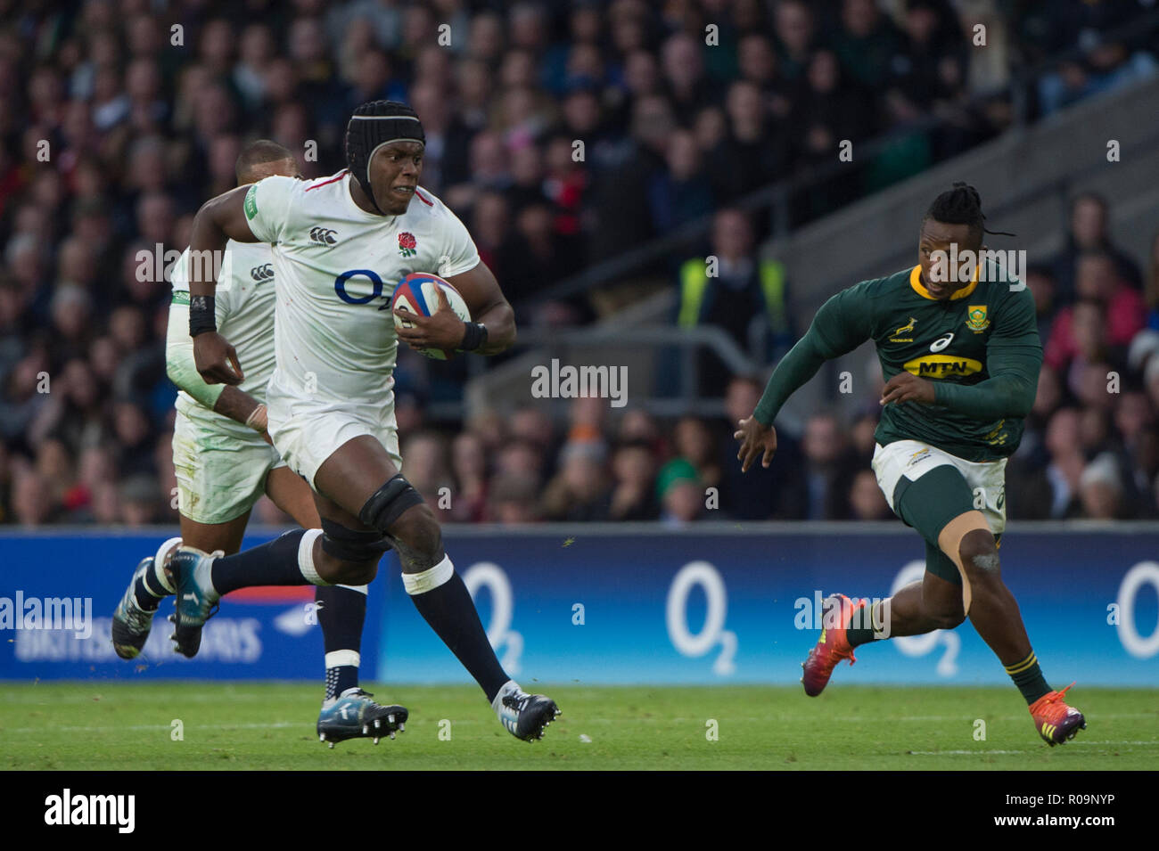 London, Großbritannien. 03 Nov, 2018. Twickenham, Vereinigtes Königreich, Samstag, 3. November 2018, RFU, Rugby, Stadion, England, Maro ITOJE, auf der Flucht, während der Quilter, Herbst International, England gegen Südafrika, Kredit: Peter SPURRIER/Alamy leben Nachrichten Stockfoto