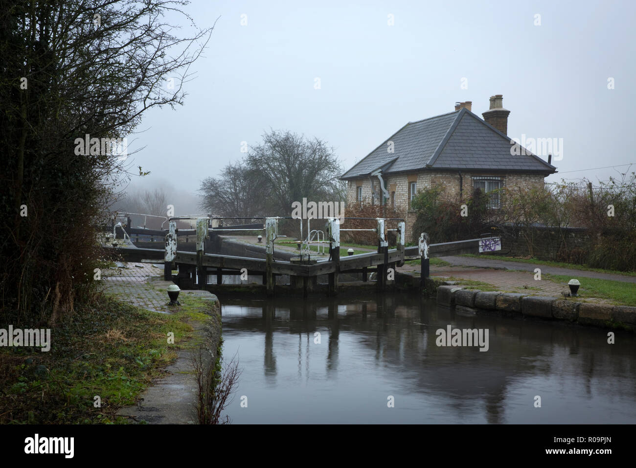 Der schleusenwärter Cottage am Grand Union Canal in Richtung Norden am frühen Morgen bei Hunton Bridge, in der Nähe der Leavesden, Hertfordshire, England Stockfoto