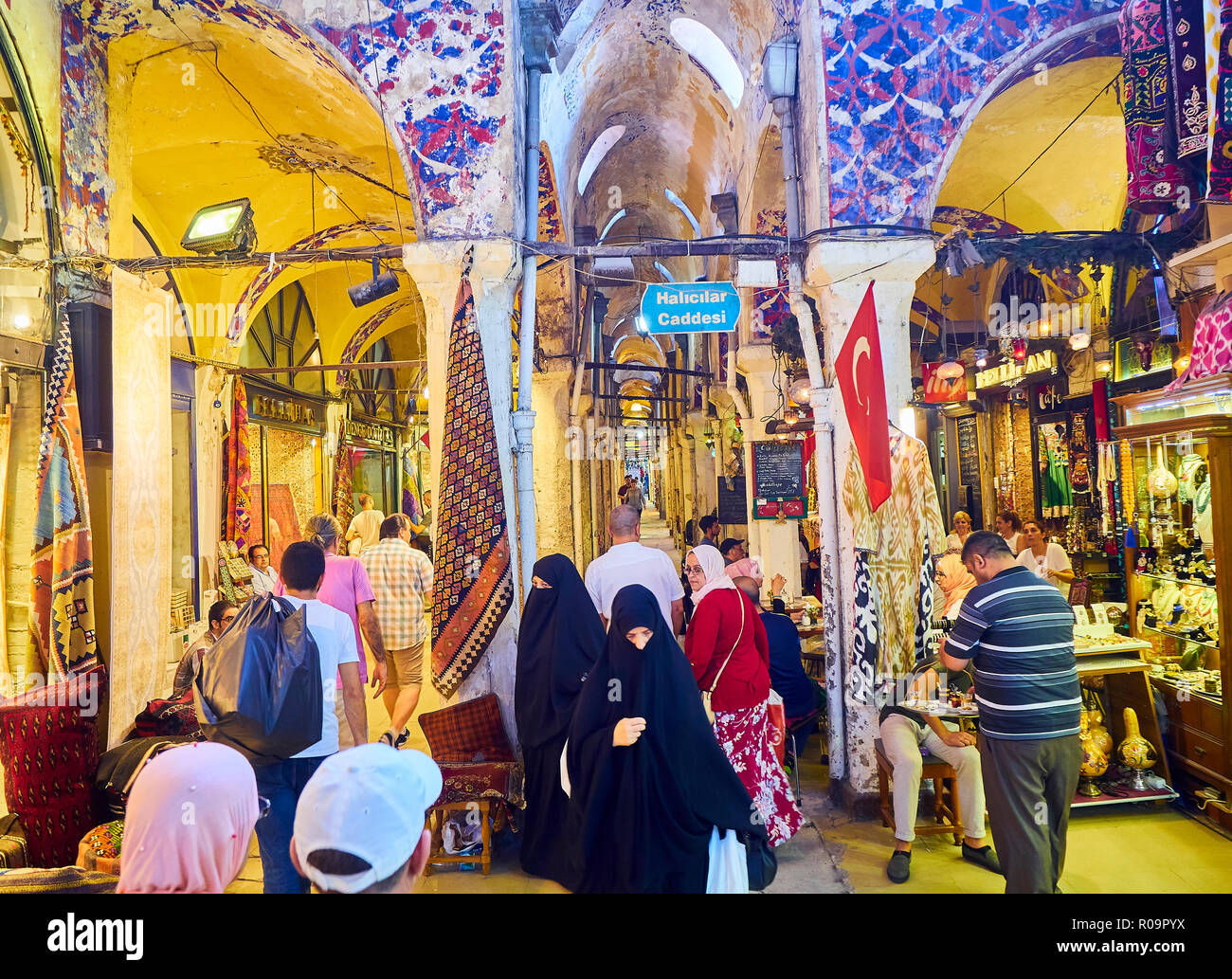 Bürger an den Verbindungsgängen der Kapali Carsi, der Große Basar in Istanbul, Türkei. Stockfoto