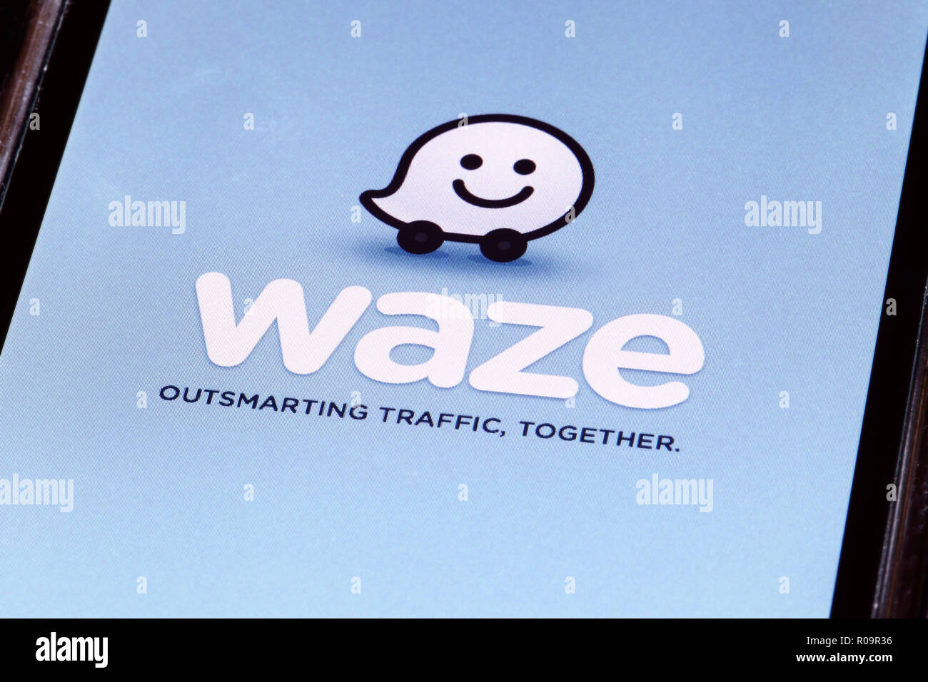 Waze Verkehr zusammen outsmarting GPS-in-car Navigation navi App auf dem iphone läuft Stockfoto