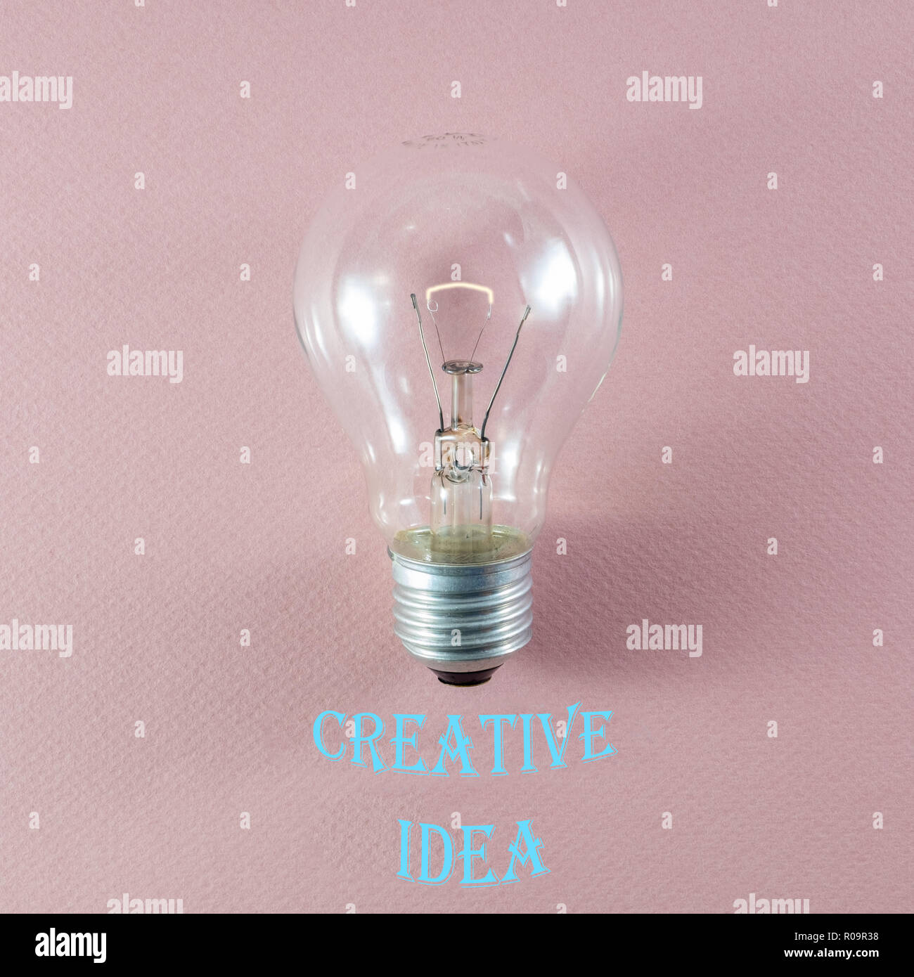 Kreative Idee und Innovation Konzept über leuchtet die Glühbirne auf rosa Hintergrund und entsprechenden Text in moderne Schrift Stockfoto