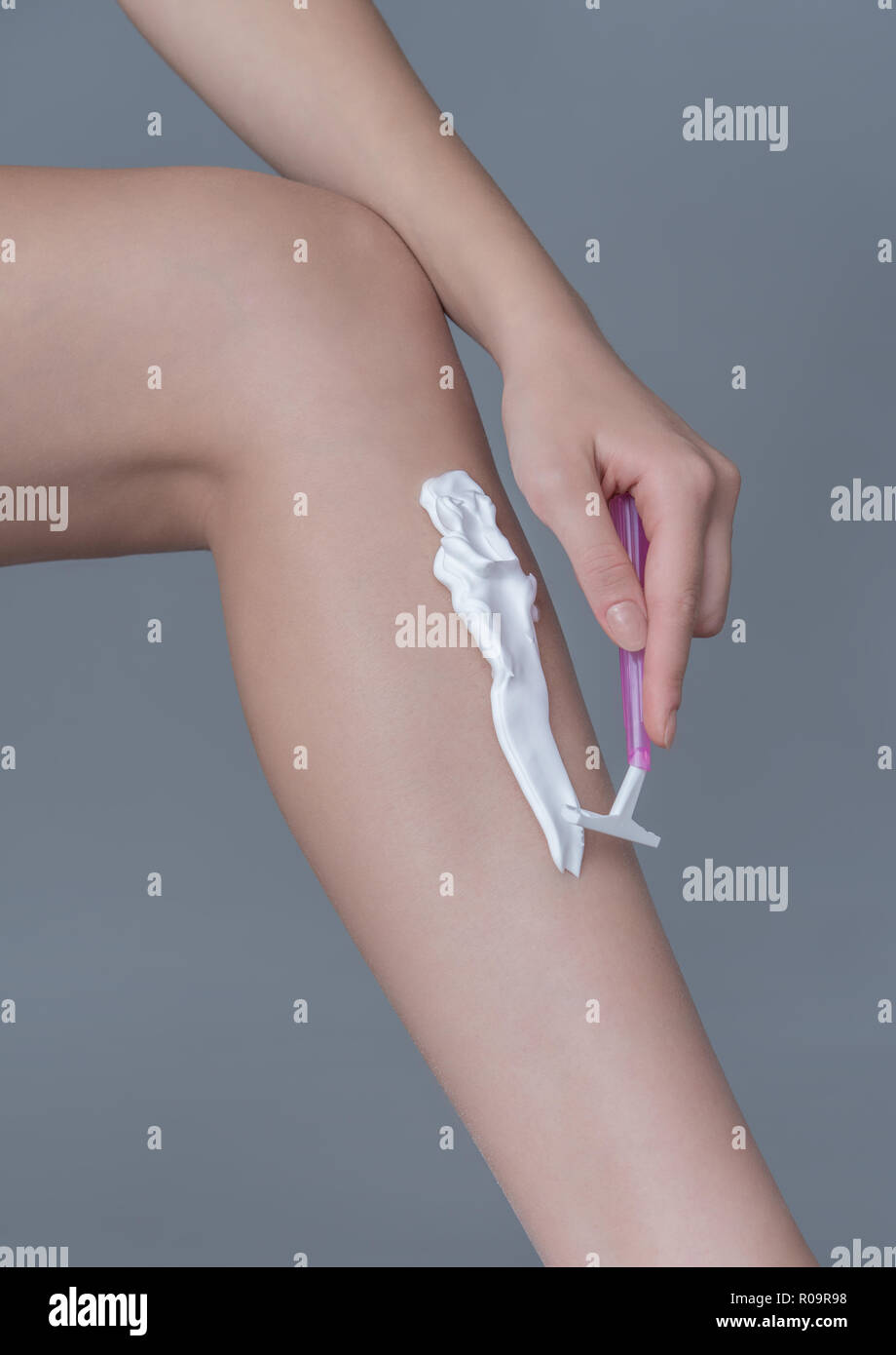 Mädchen rasieren ihre Beine mit Rasierklinge und Rasierschaum  Stockfotografie - Alamy
