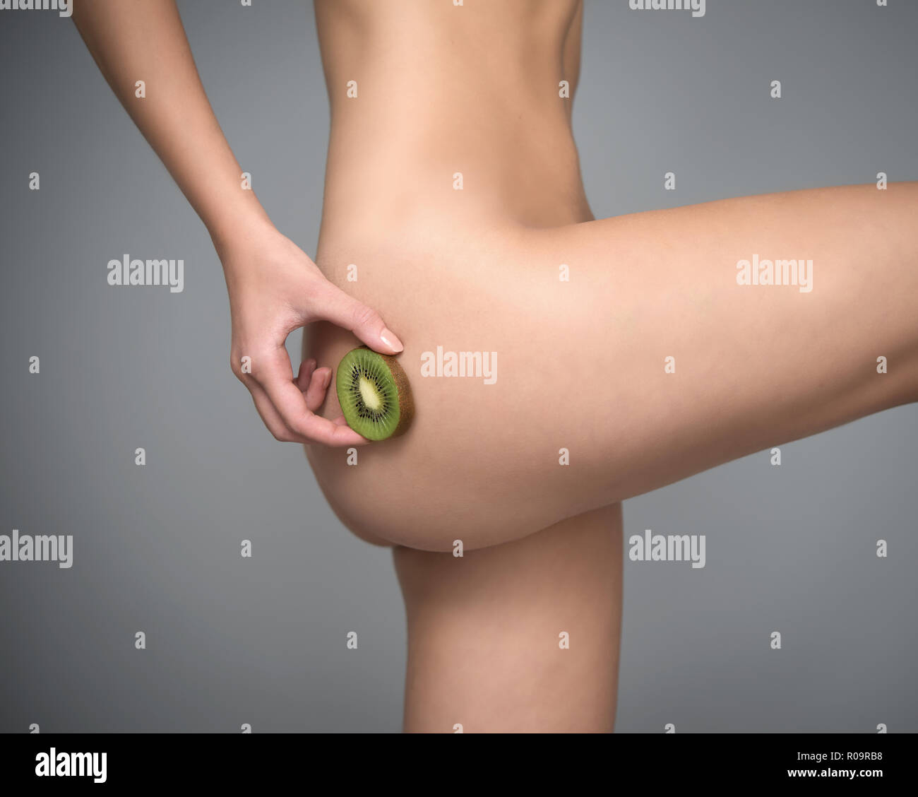 Verschiedene Ausdruck von jungen Mädchen mit Kiwi frisches Obst auf neutralem Hintergrund Stockfoto