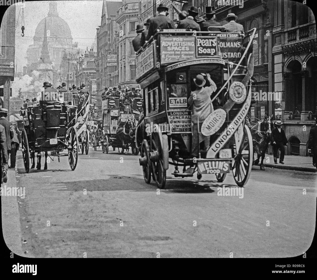 Ende des 19. Jahrhunderts Victorian schwarz-weiß Foto auf den Straßen von London, von Pferden gezogene Omnibusse, auf Werbung, die viele Passagiere, plus Straße überfüllt mit Menschen. Schilder sind ebenfalls sichtbar. Stockfoto