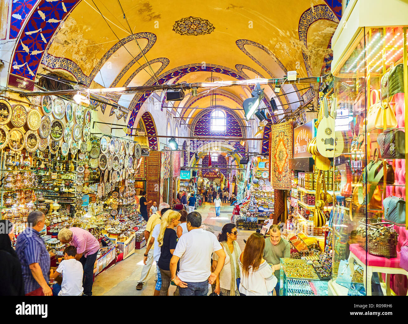 Touristen an den Verbindungsgängen der Kapali Carsi, der Große Basar in Istanbul, Türkei. Stockfoto