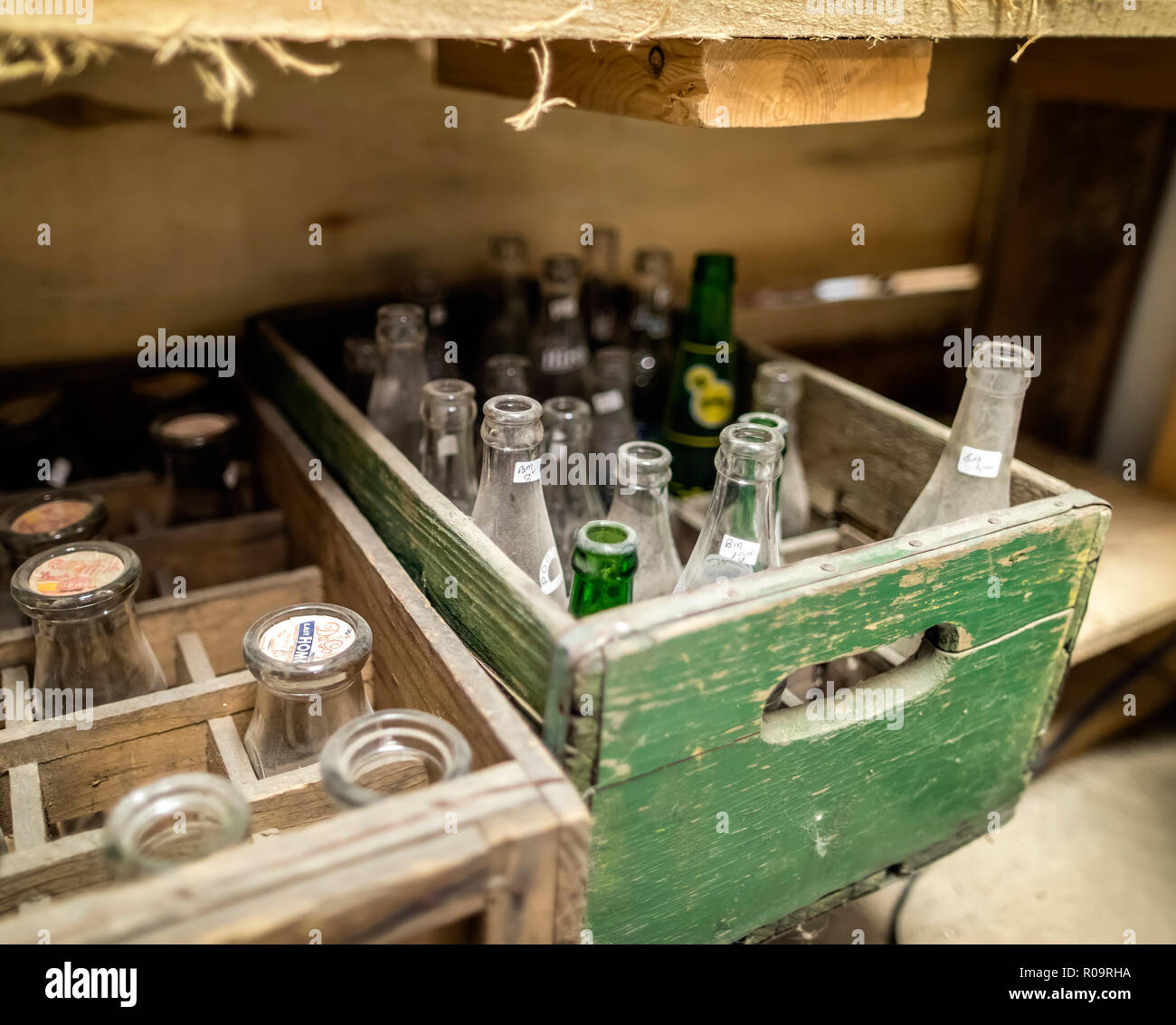 Alte Flaschen in einer Holzkiste auf einem Flohmarkt, Manitoba, Kanada. Stockfoto