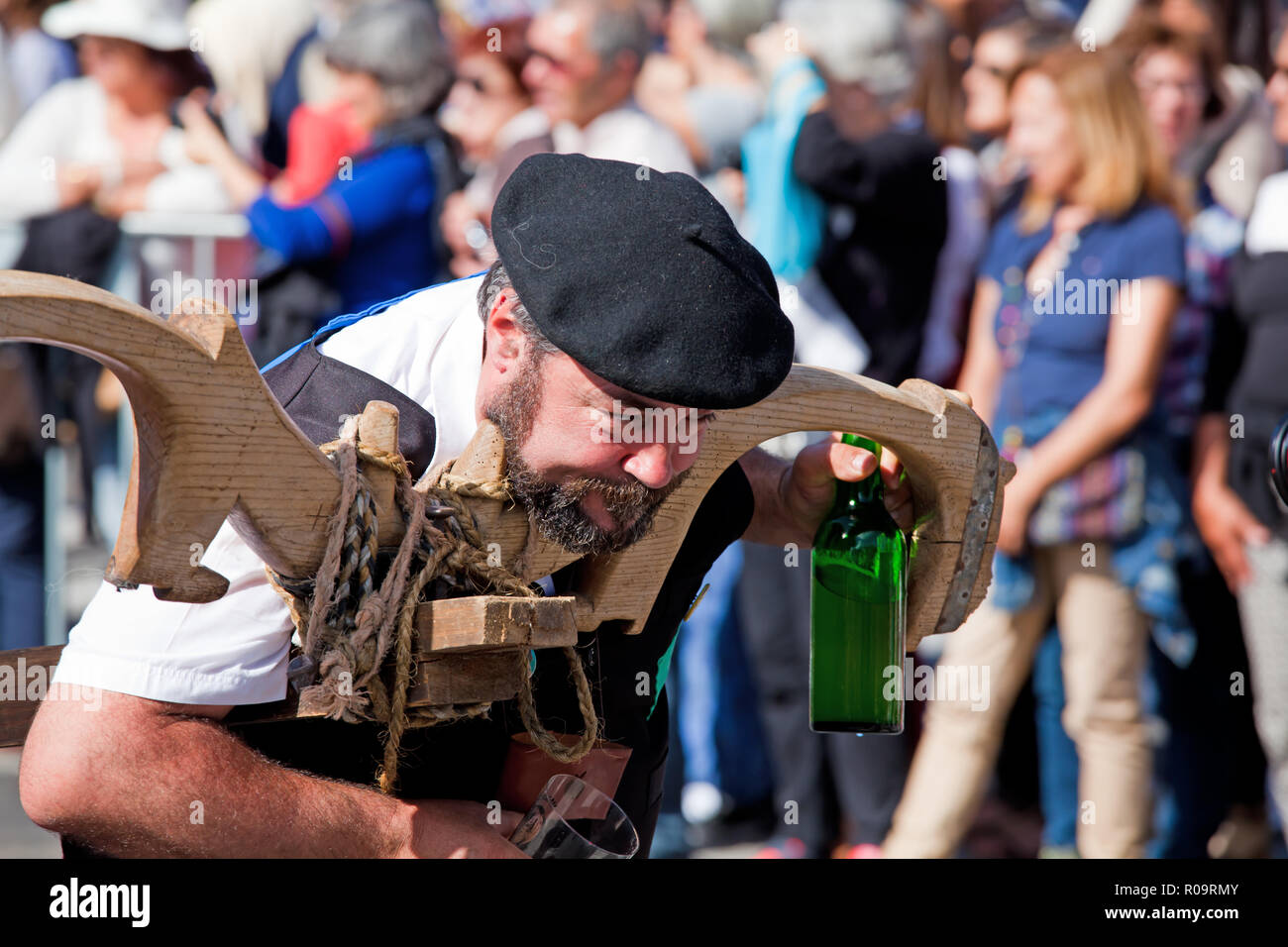 Parade der Kostüme und traditionelle Masken von Iberia an der XII Internationale Festival der Iberischen Masken Stockfoto