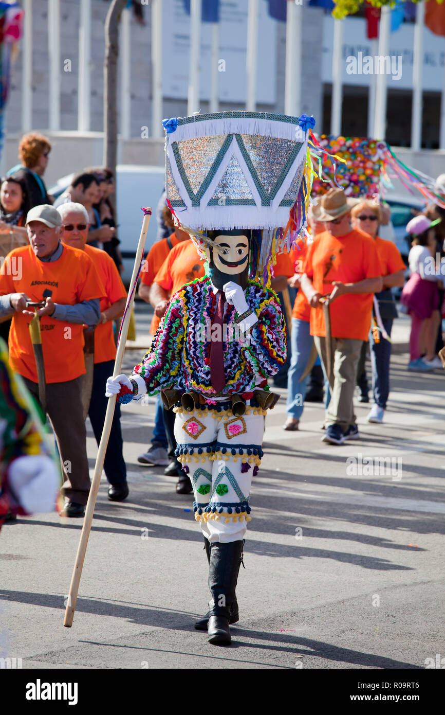 Parade der Kostüme und traditionelle Masken von Iberia an der XII Internationale Festival der Iberischen Masken Stockfoto