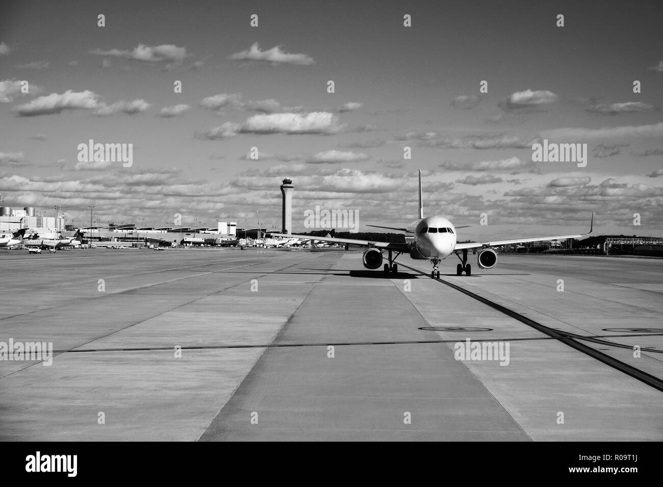 Spirit Airlines (N 683 NK) Airbus A321 rollt auf der Piste vor dem Abheben vom George Bush Intercontinental Airport, Houston, Texas, USA. Stockfoto