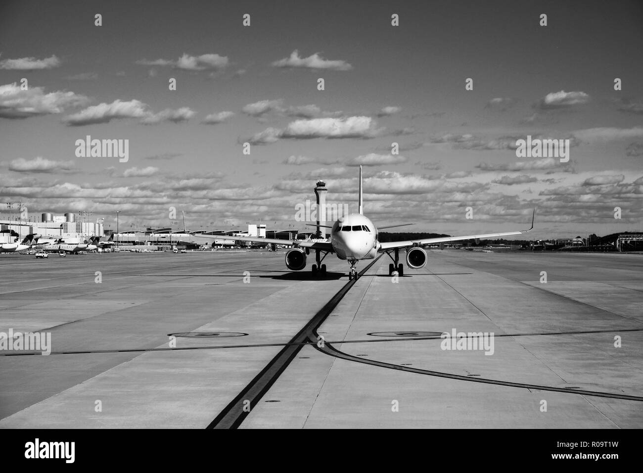 Spirit Airlines (N 683 NK) Airbus A321 rollt auf der Piste vor dem Abheben vom George Bush Intercontinental Airport, Houston, Texas, USA. Stockfoto