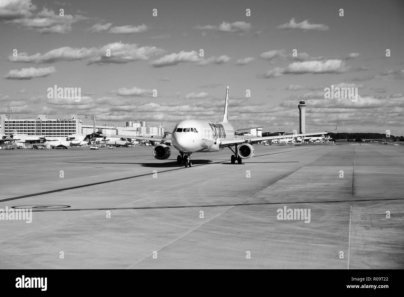 Spirit Airlines (N 683 NK) Airbus A321 rollt auf der Piste vor dem Abheben vom George Bush Intercontinental Airport, Houston, Texas, USA. Stockfoto