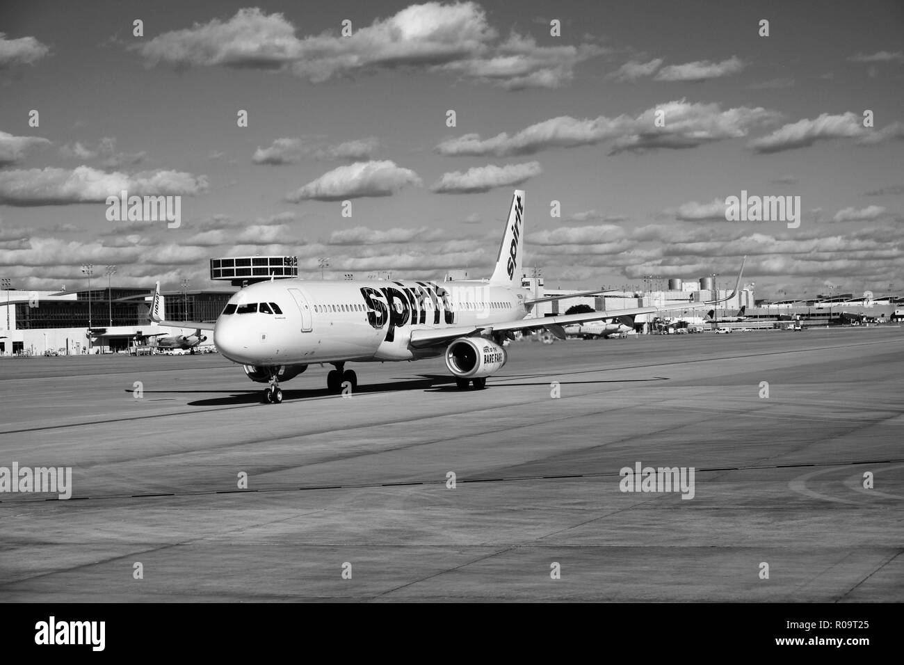 Spirit Airlines (N 683 NK) Airbus A321 rollt auf der Piste vor dem Abheben vom George Bush Intercontinental Airport, Houston, Texas, USA. Stockfoto