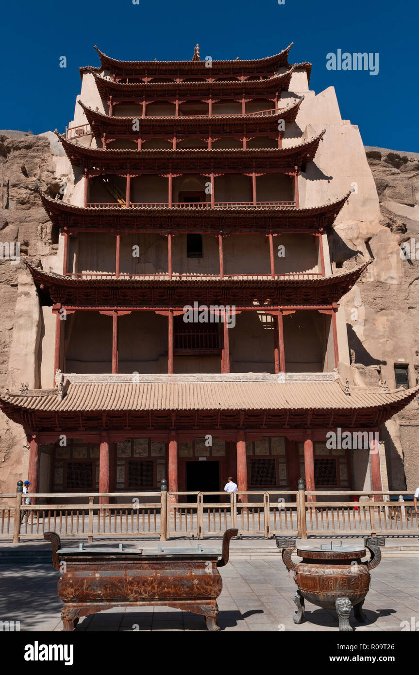 Dunhuang, China - August 8, 2012: Touristen am Eingang des Mogao Grotten in der Nähe der Stadt Dunhuang in der Provinz Gansu, China. Stockfoto