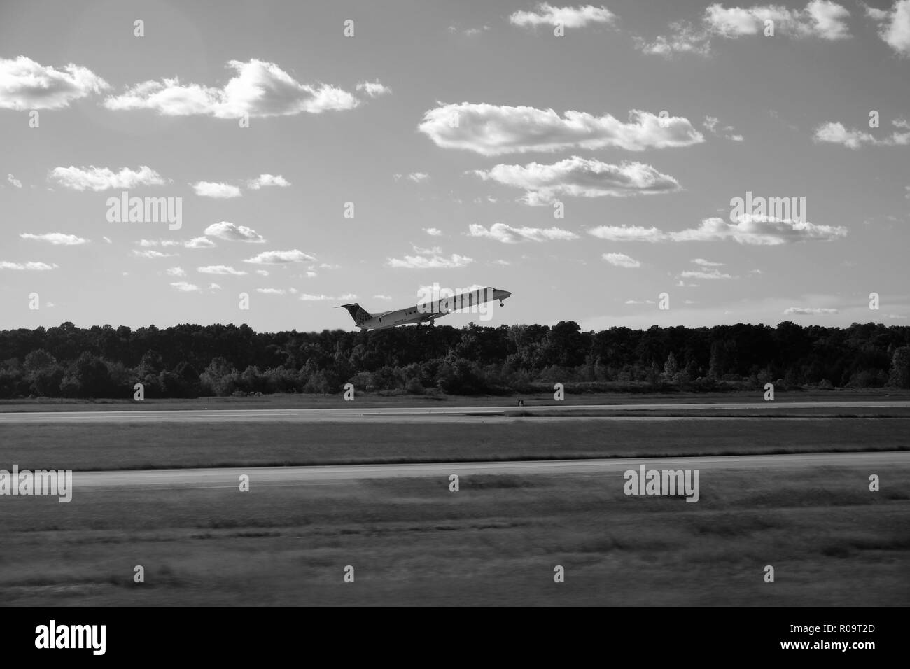 United Express (N 14907) Embraer ERJ-145LR jet Weg vom George Bush Intercontinental Airport, Houston, Texas, USA. Stockfoto