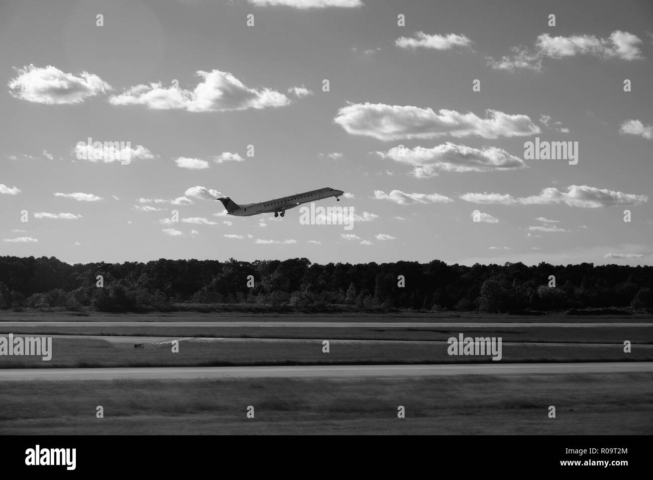 United Express (N 14907) Embraer ERJ-145LR jet Weg vom George Bush Intercontinental Airport, Houston, Texas, USA. Stockfoto