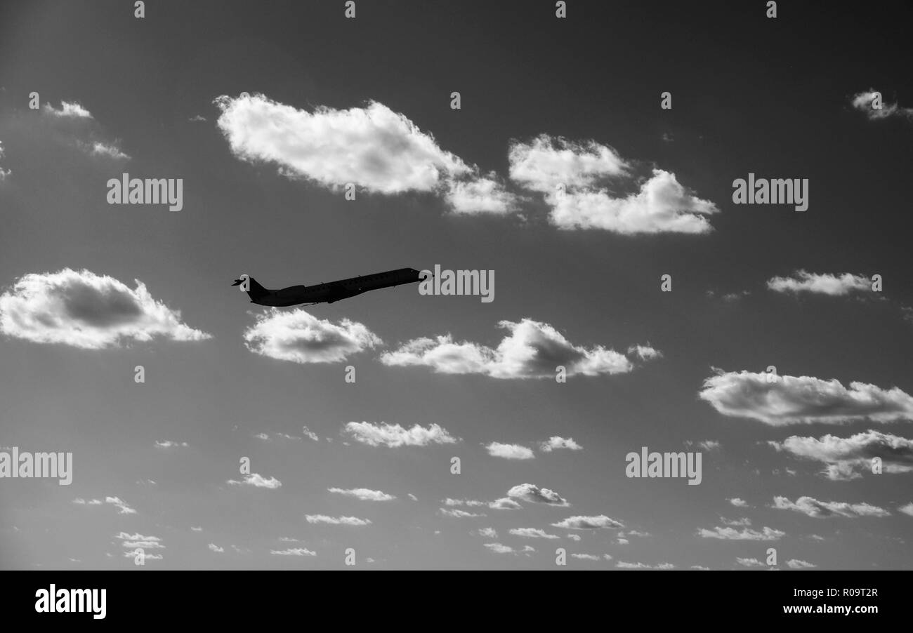 United Express (N 14907) Embraer ERJ-145LR Jet auf Aufstieg nach dem Start vom George Bush Intercontinental Airport, Houston, Texas, USA. Stockfoto