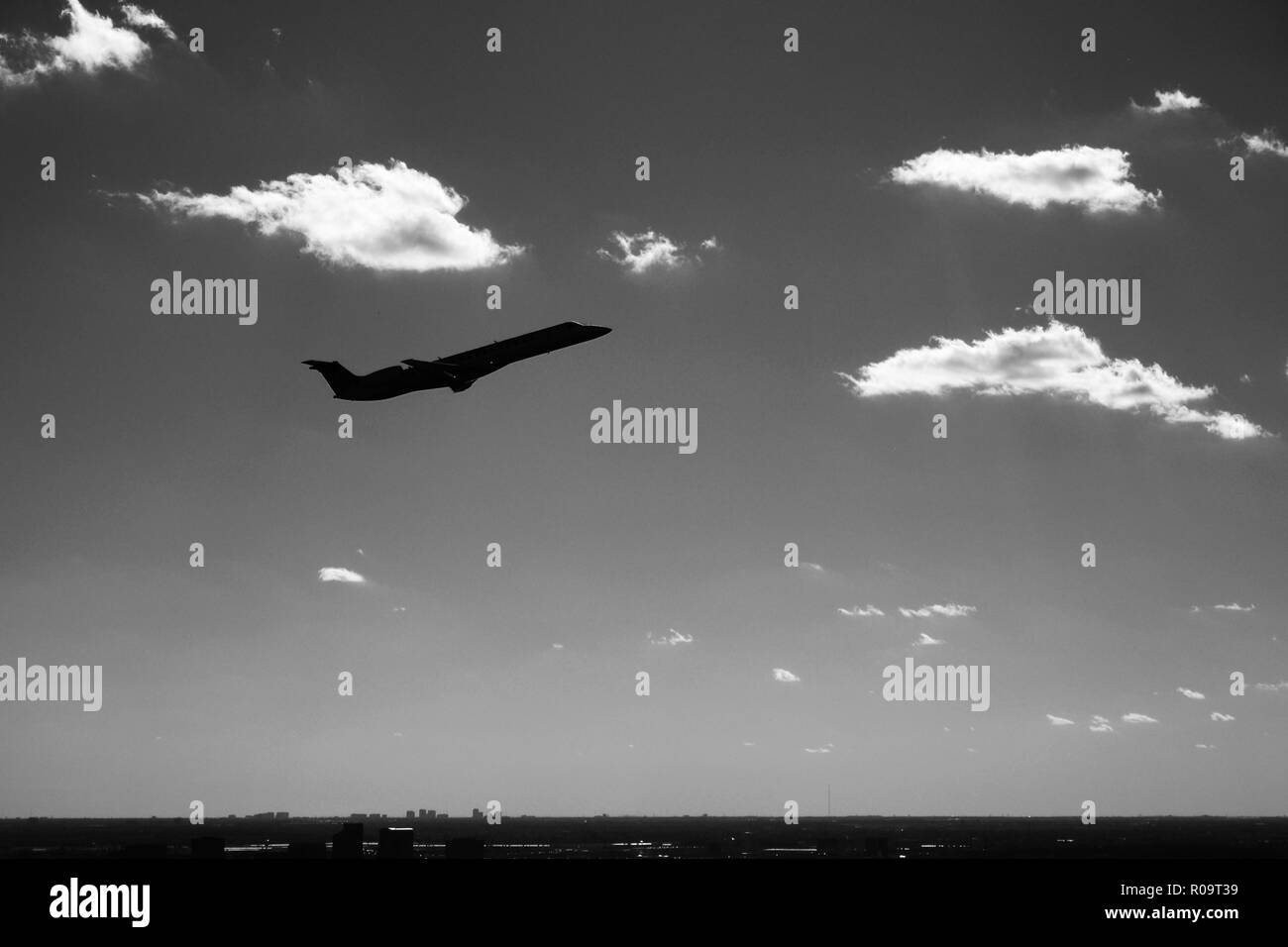 United Express (N 14907) Embraer ERJ-145LR Jet auf Aufstieg nach dem Start vom George Bush Intercontinental Airport, Houston, Texas, USA. Stockfoto