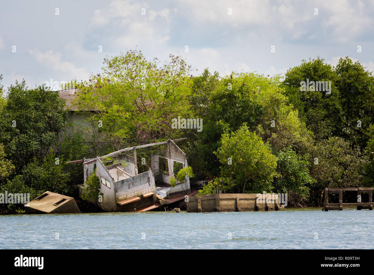 Ansicht mit Haus Ruine auf tropischen Pak Nam Fluss in Krabi im Süden Thailands. Landschaft von Longtail Boot in Südostasien. Stockfoto