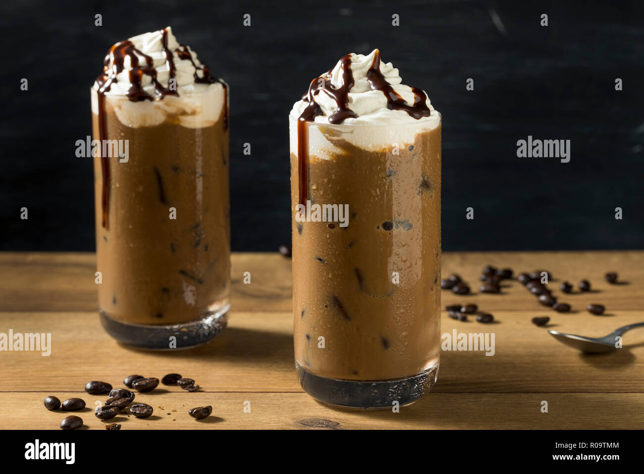 Erfrischende kalte Mokka Eiskaffee mit Sahne Stockfoto
