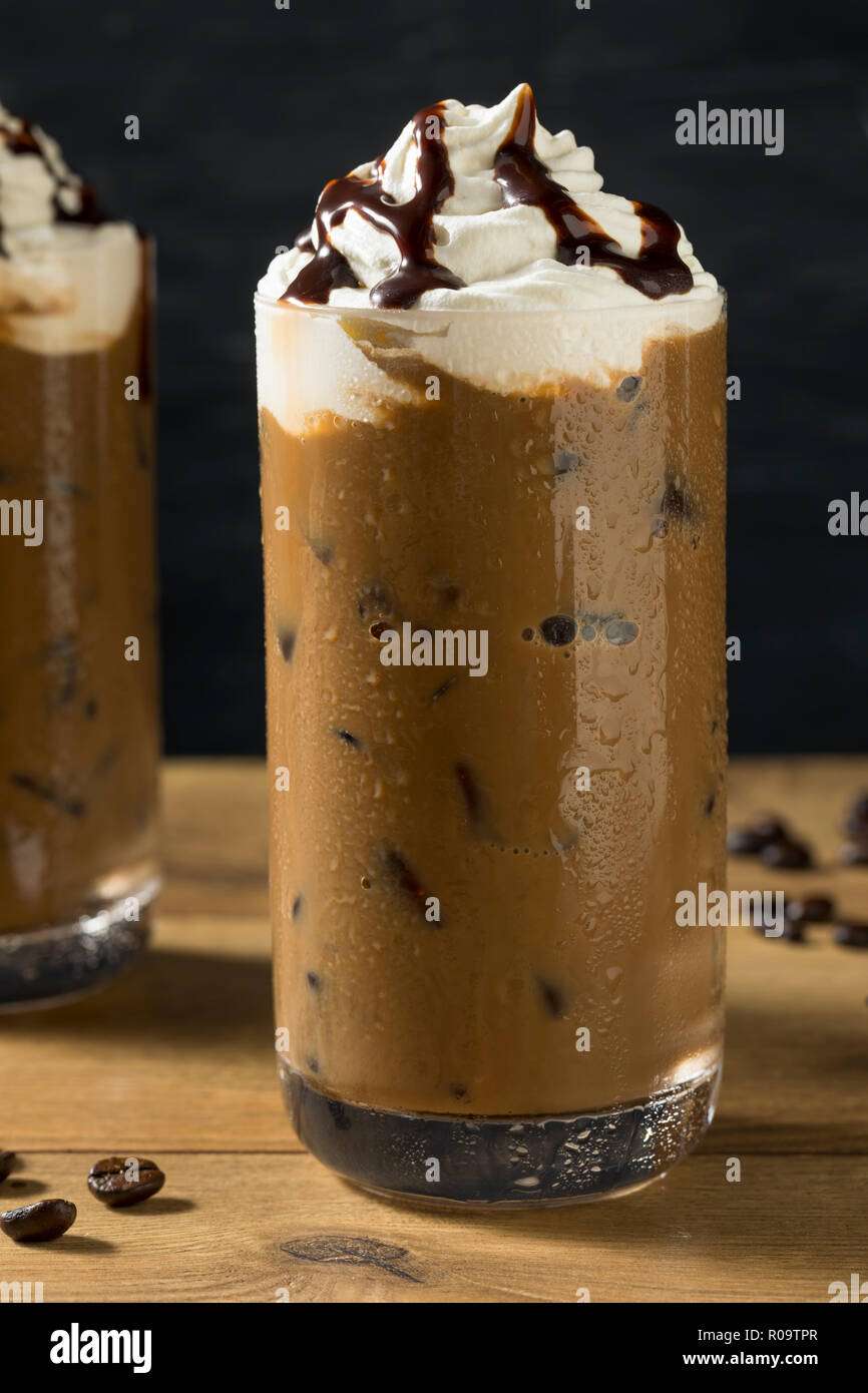 Erfrischende kalte Mokka Eiskaffee mit Sahne Stockfoto