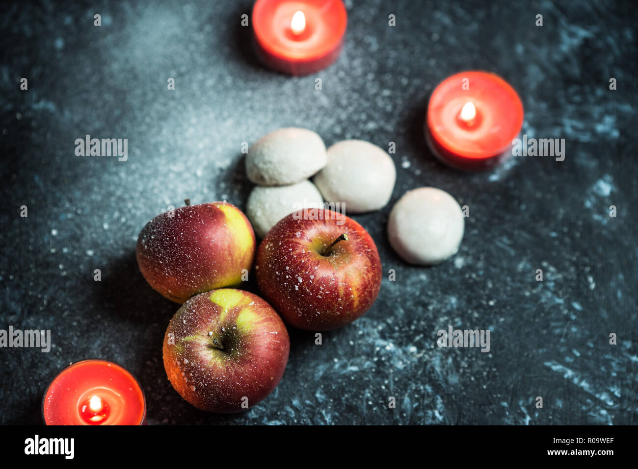 Winter red apple und Kerzen im Schnee Stockfoto